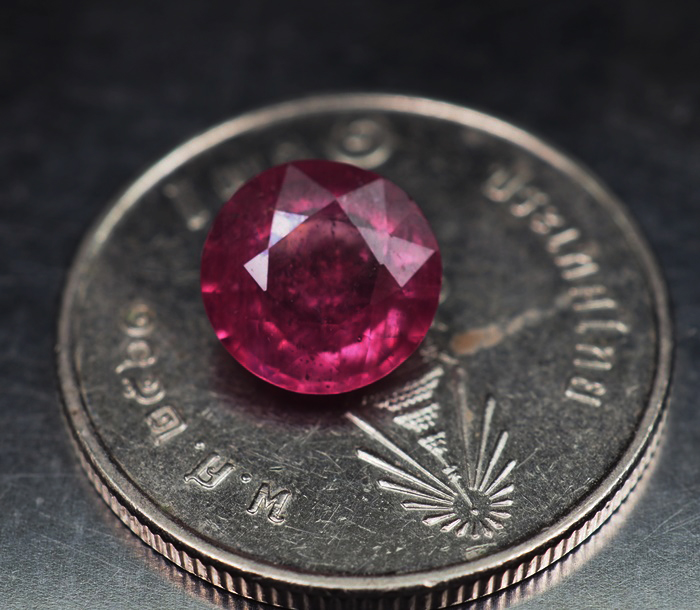 พลอยทับทิม (Ruby) 1.76 กะรัตสีแดงชมพู