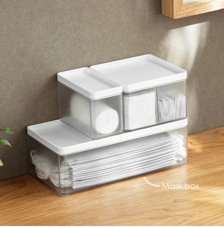 กล่องใส่หน้ากากอนามัย ตัวกล่องมีความแข็งแรงทนทาน โปร่งใส่ มีแผ่นกั้นสามารถแบ่งสัดส่วนได้ดี
