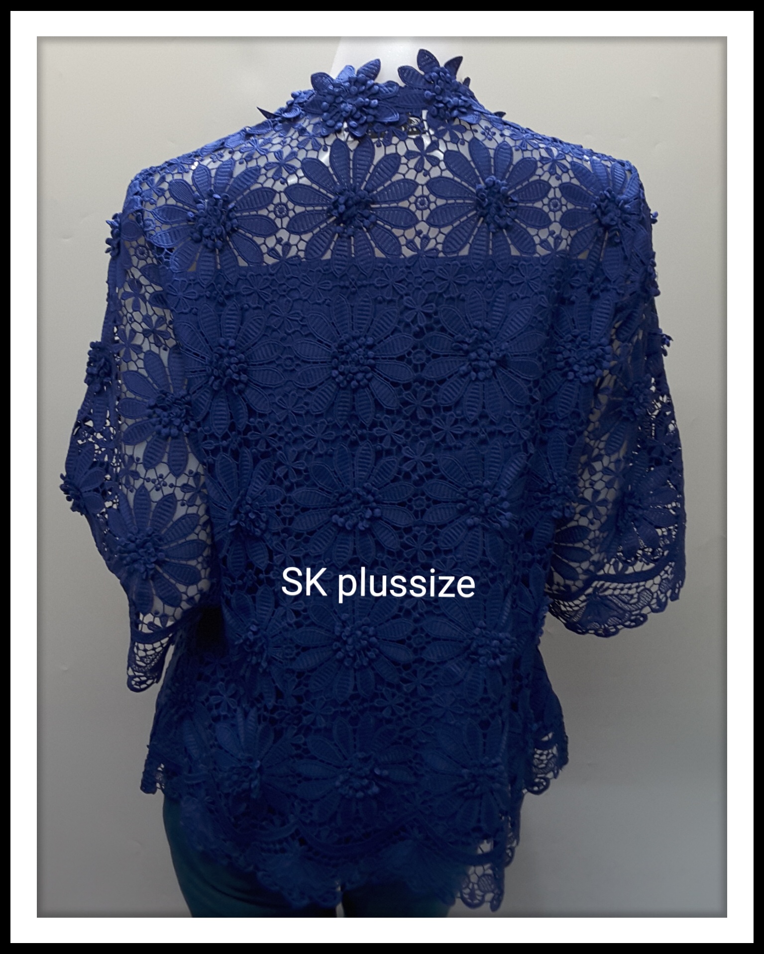 เสื้อลูกไม้ คอวีตั้ง สีน้ำเงิน ติดกระดุมหน้า รอบอก 38 นิ้ว