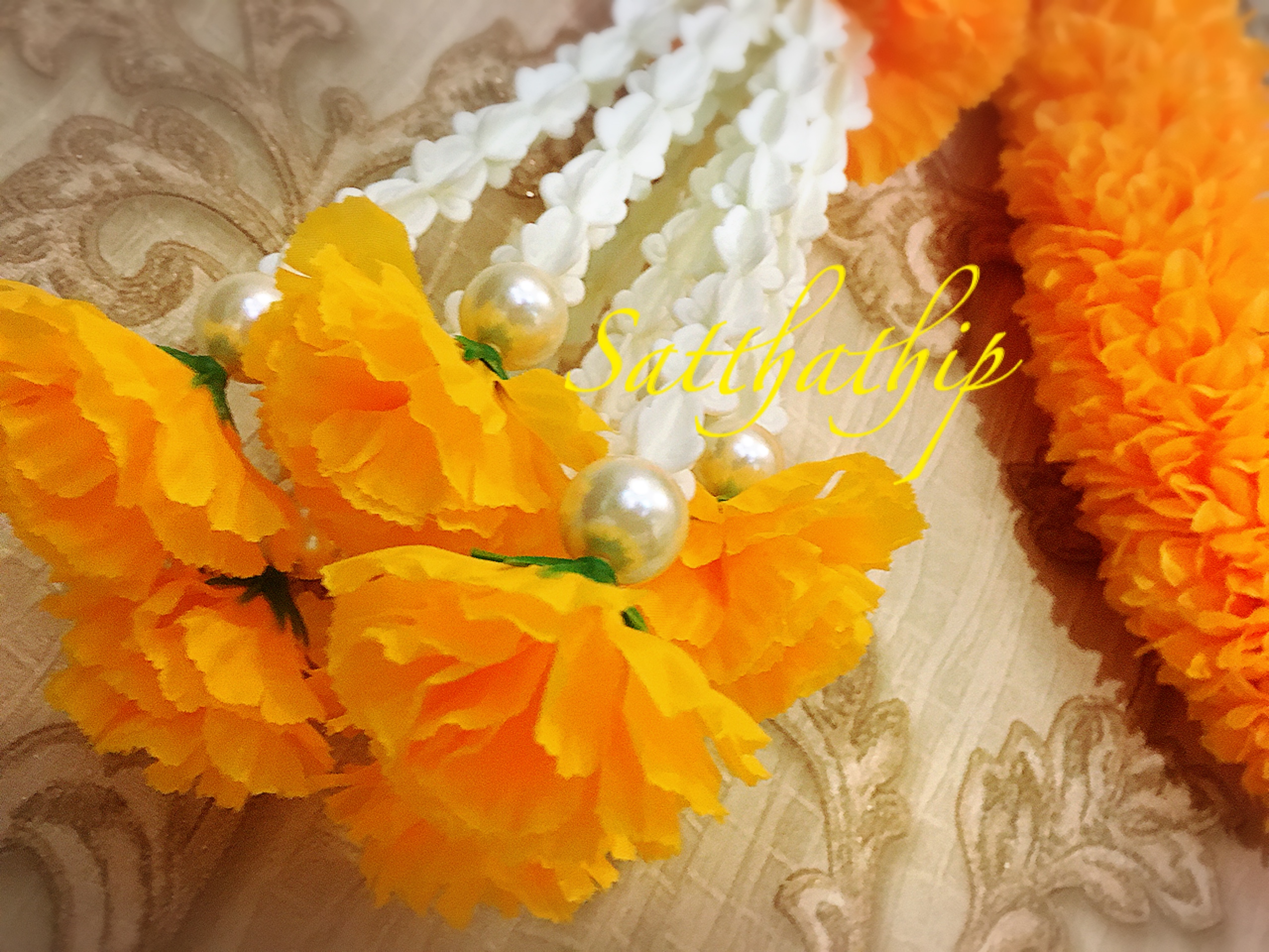 พวงมาลัยผ้าสองชาย [แบบตัดก้านดอก ร้อยแน่น 450 บาท/เมตร]