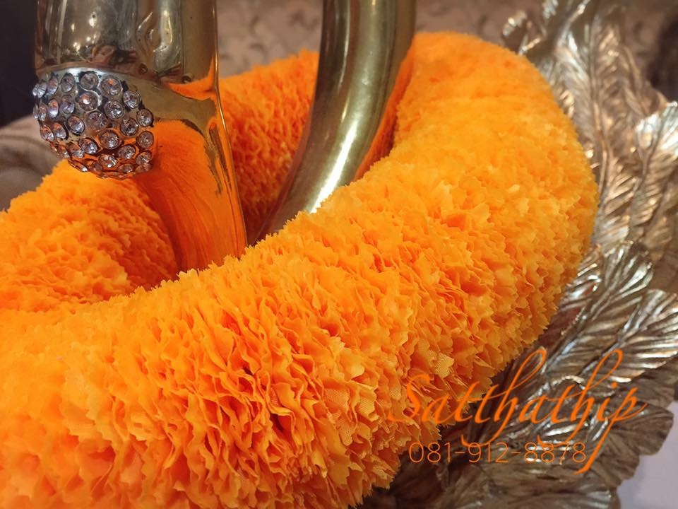 พวงมาลัยผ้า ดอกดาวเรือง (ร้อยด้วยกลีบ) สีเหลืองส้ม - พวงมาลัยผ้า - Fabric garland - Marigold garland - Marigold mala