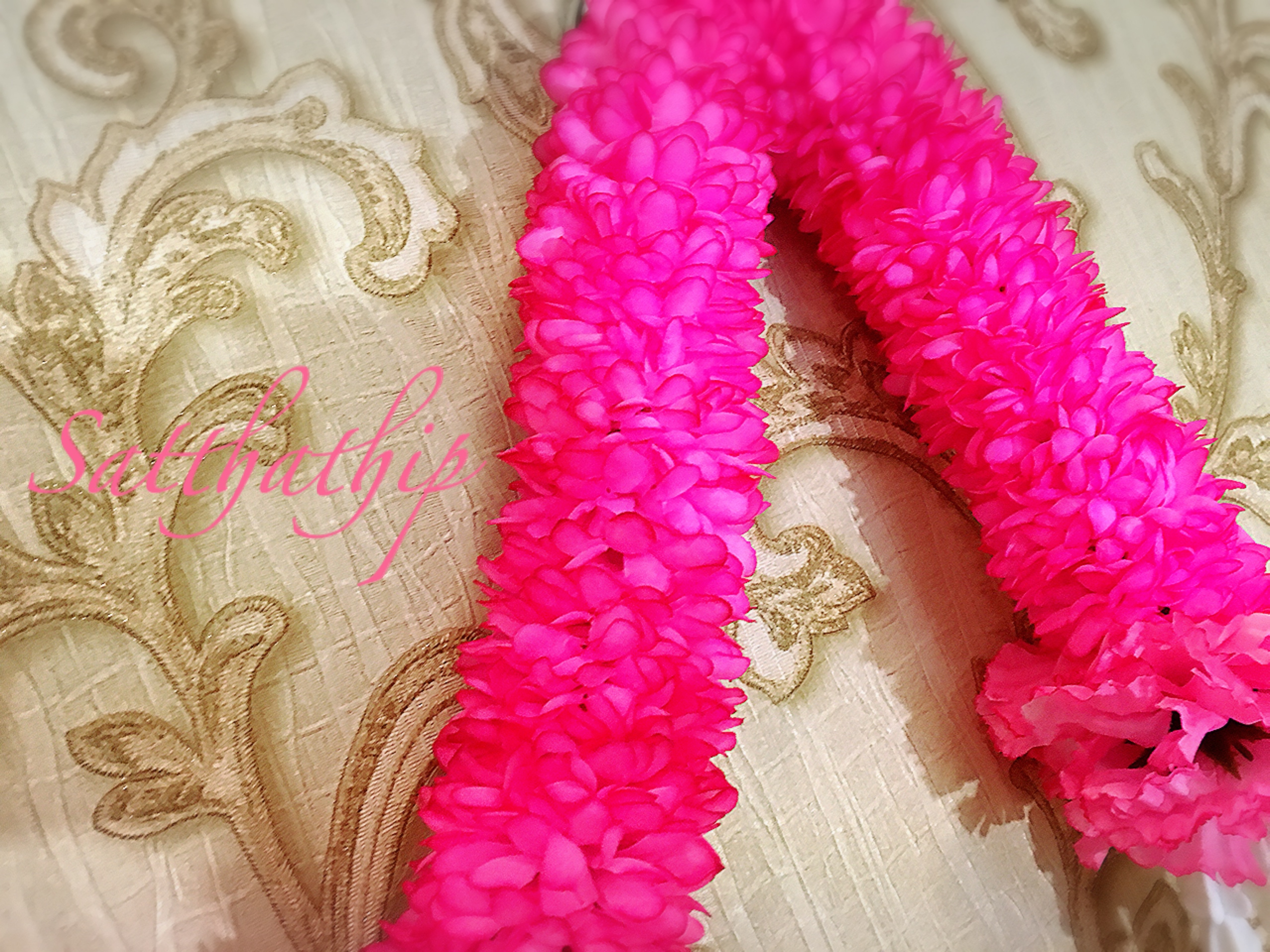 พวงมาลัยผ้าสองชาย [แบบตัดก้านดอก ร้อยแน่น 450 บาท/เมตร]