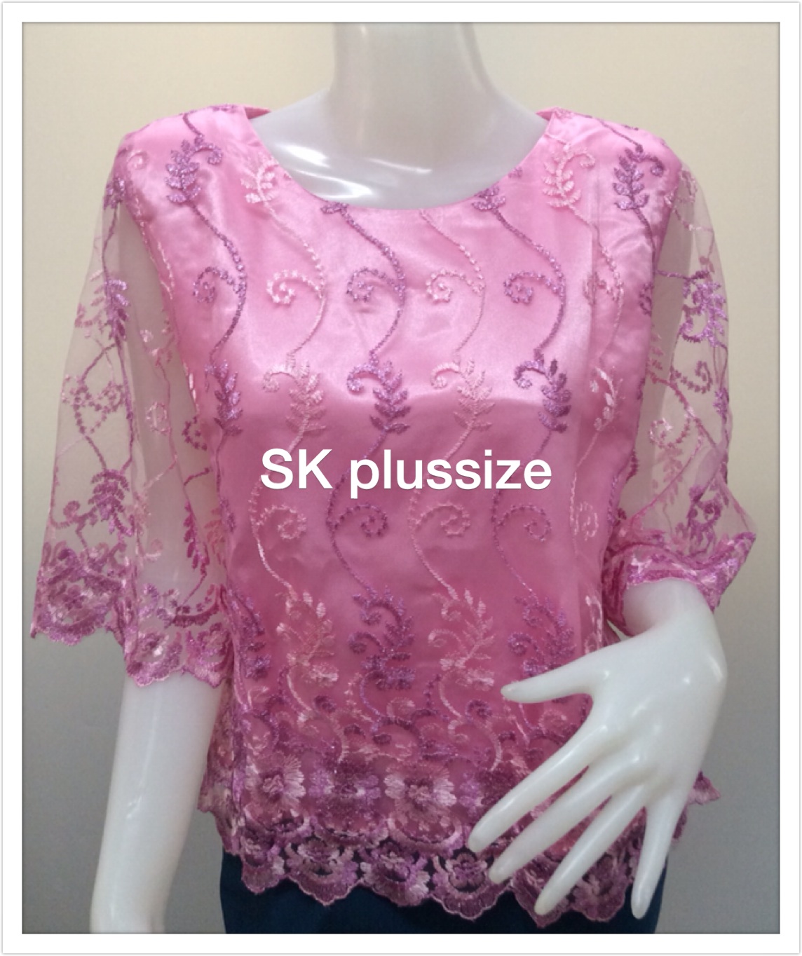 เสื้อลูกไม้บุหงา สีชมพู คอปาด แขน 3 ส่วน รอบอก 42 นิ้ว