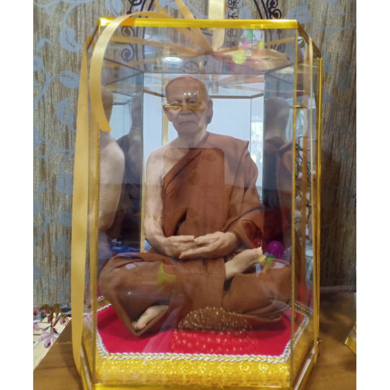 พระเกจิพร้อมตู้ ของขวัญ ของที่ระลึก องค์พระด้านในหน้าตัก5นิ้ว