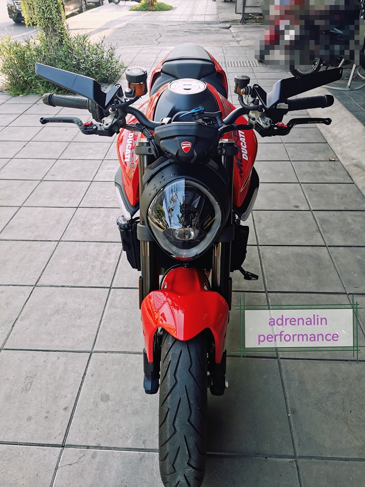 กระจกข้าง Rizoma รุ่น stealth สำหรับ Monster 937 ทำหน้าที่เป็นเหมือนสปอยเลอร์ สร้างแรงกด downforce
