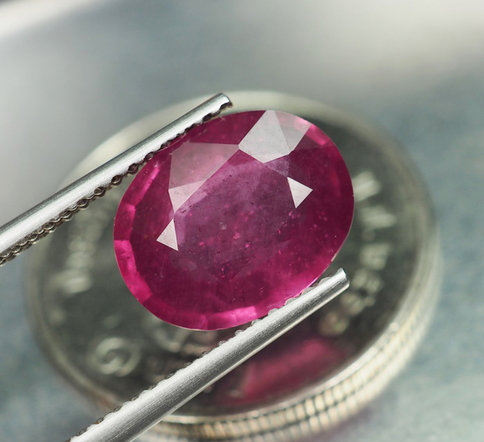 พลอยทับทิม (Ruby) 3.65 กะรัตสีแดงเข้ม