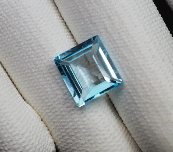 พลอยโทแพซสีฟ้า (Sky Blue Topaz) 7.45 กะรัต VVS