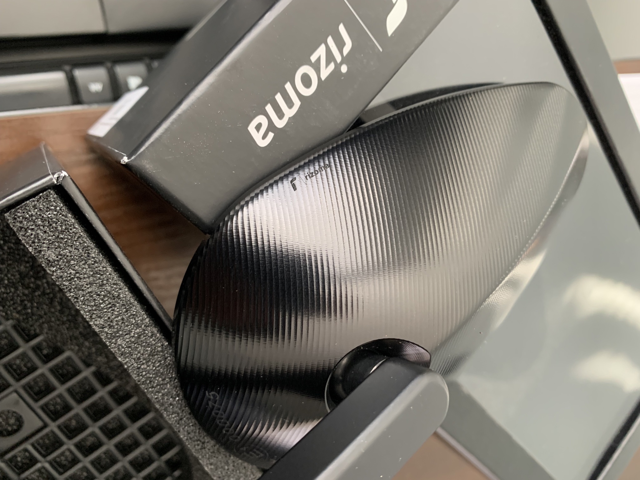 กระจกปลายแฮนด์ รุ่น Reverse Radial ติดตั้งปลายแฮนด์ จาก Rizoma ราคาข้างละ มาพร้อมตุ้มปลายแฮนด์