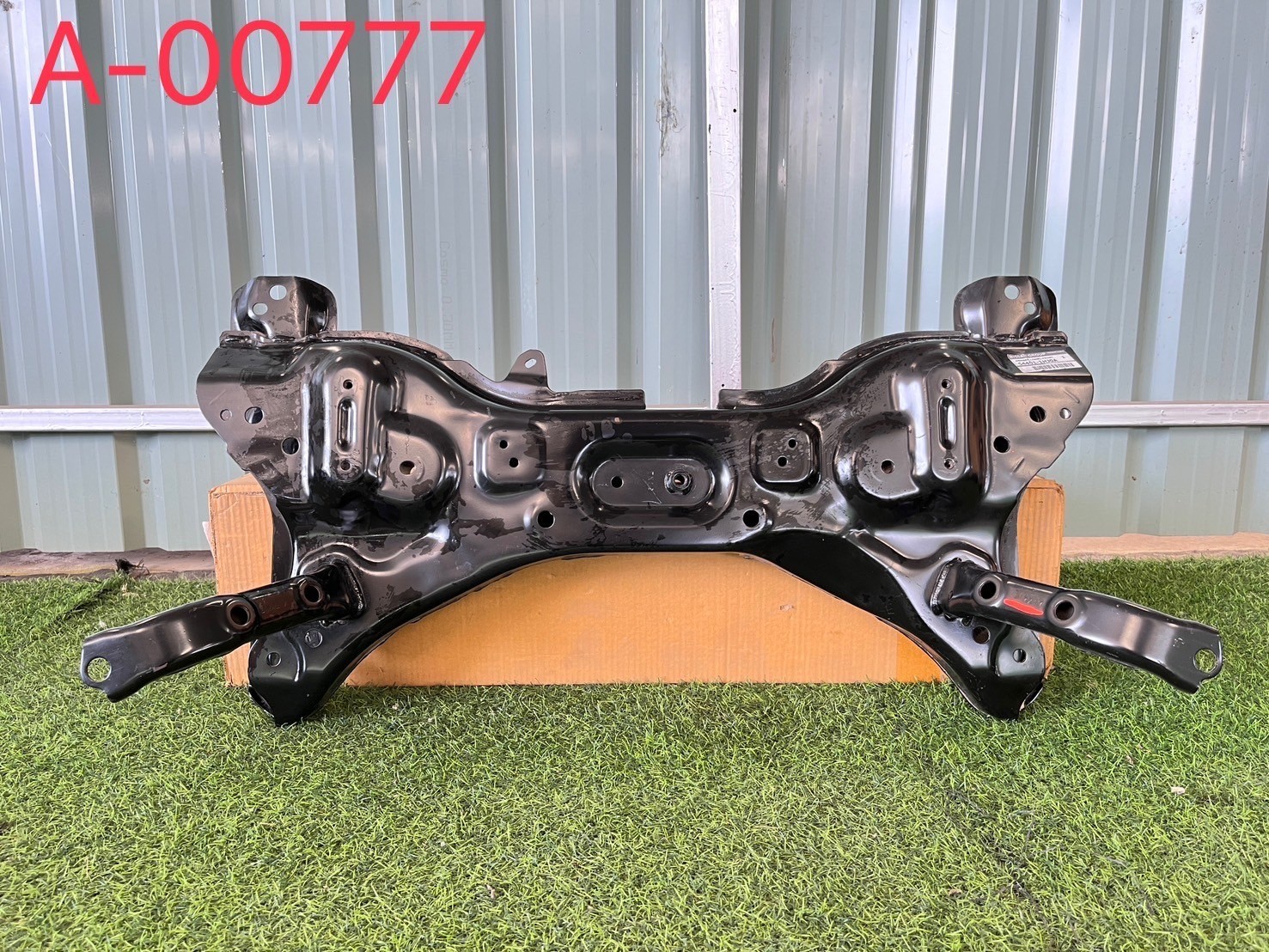 คานยึดปีกนก Nissan March