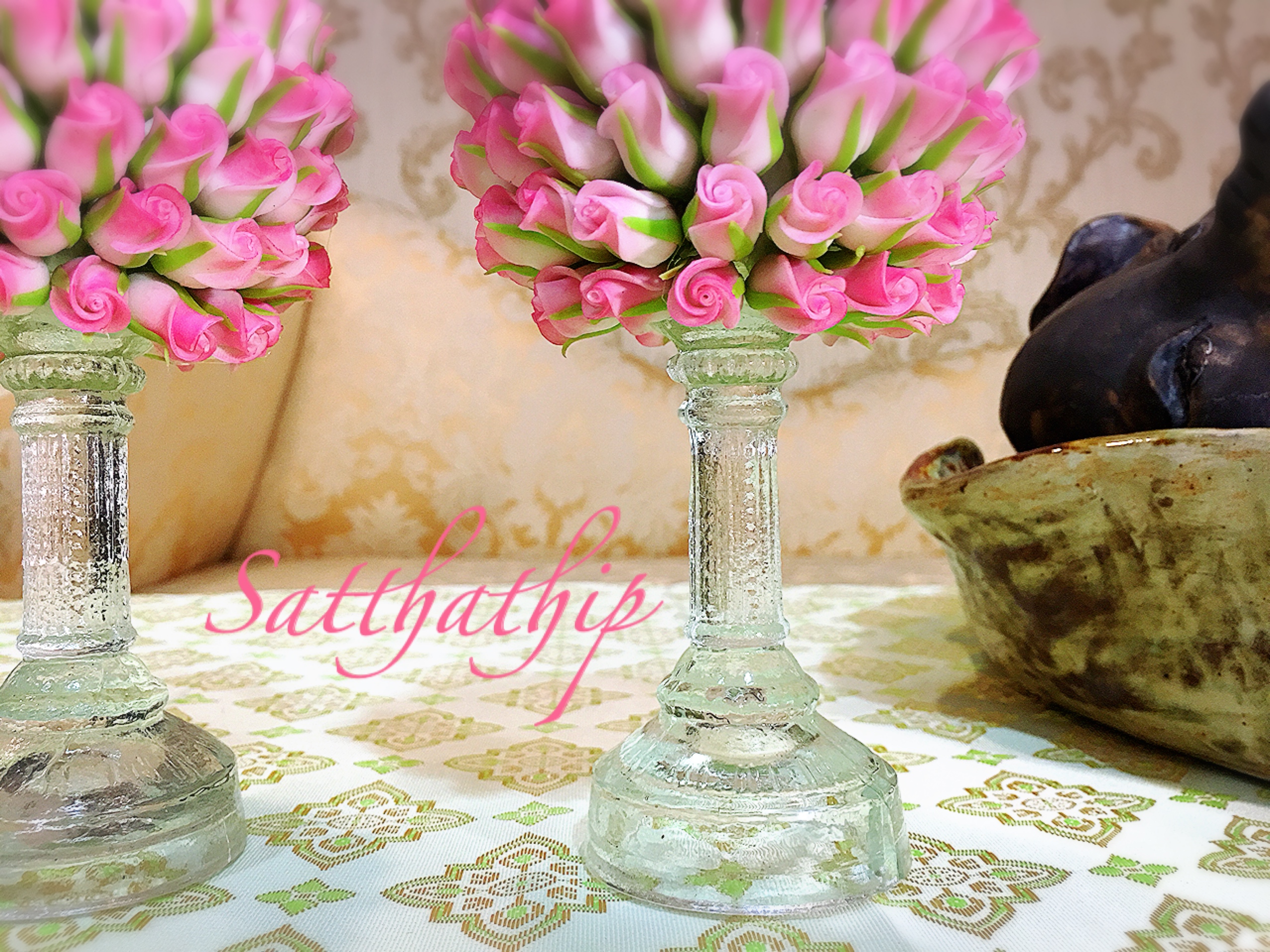 พานพุ่มดอกกุกลาบ (สีขาวอมชมพู) ประดิษฐ์จากดิน - Phan bush