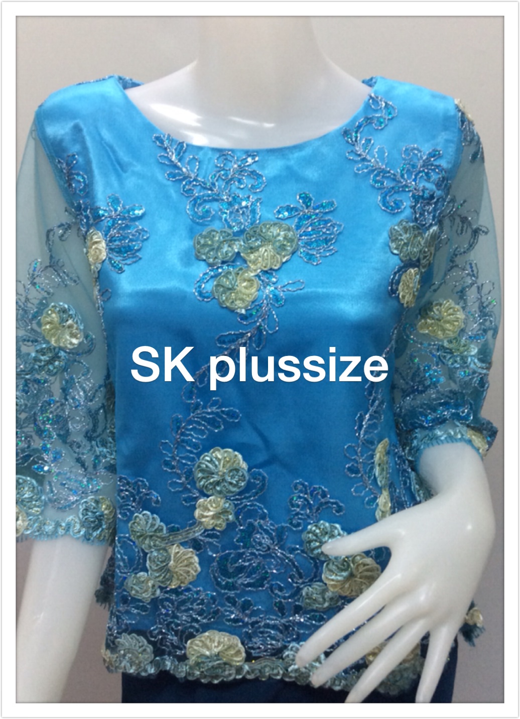 เสื้อลูกไม้บุหงา คอปาด แขน 3 ส่วน สีฟ้า รอบอก 38 นิ้ว