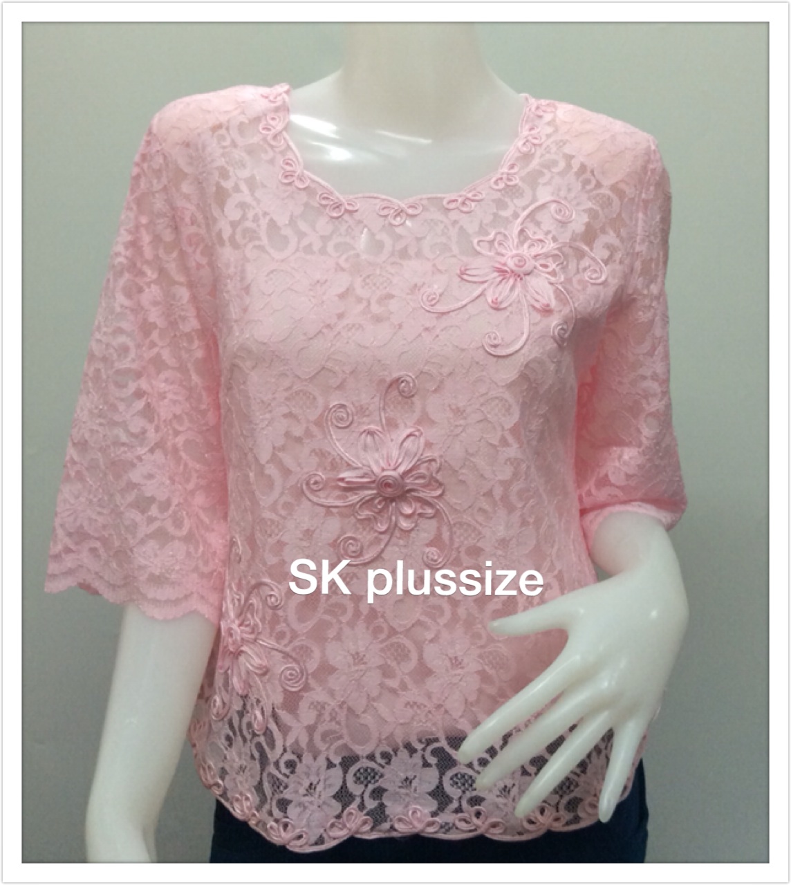 เสื้อลูกไม้ สีชมพู คอเหลี่ยม แขน 3 ส่วน รอบอก 38 นิ้ว