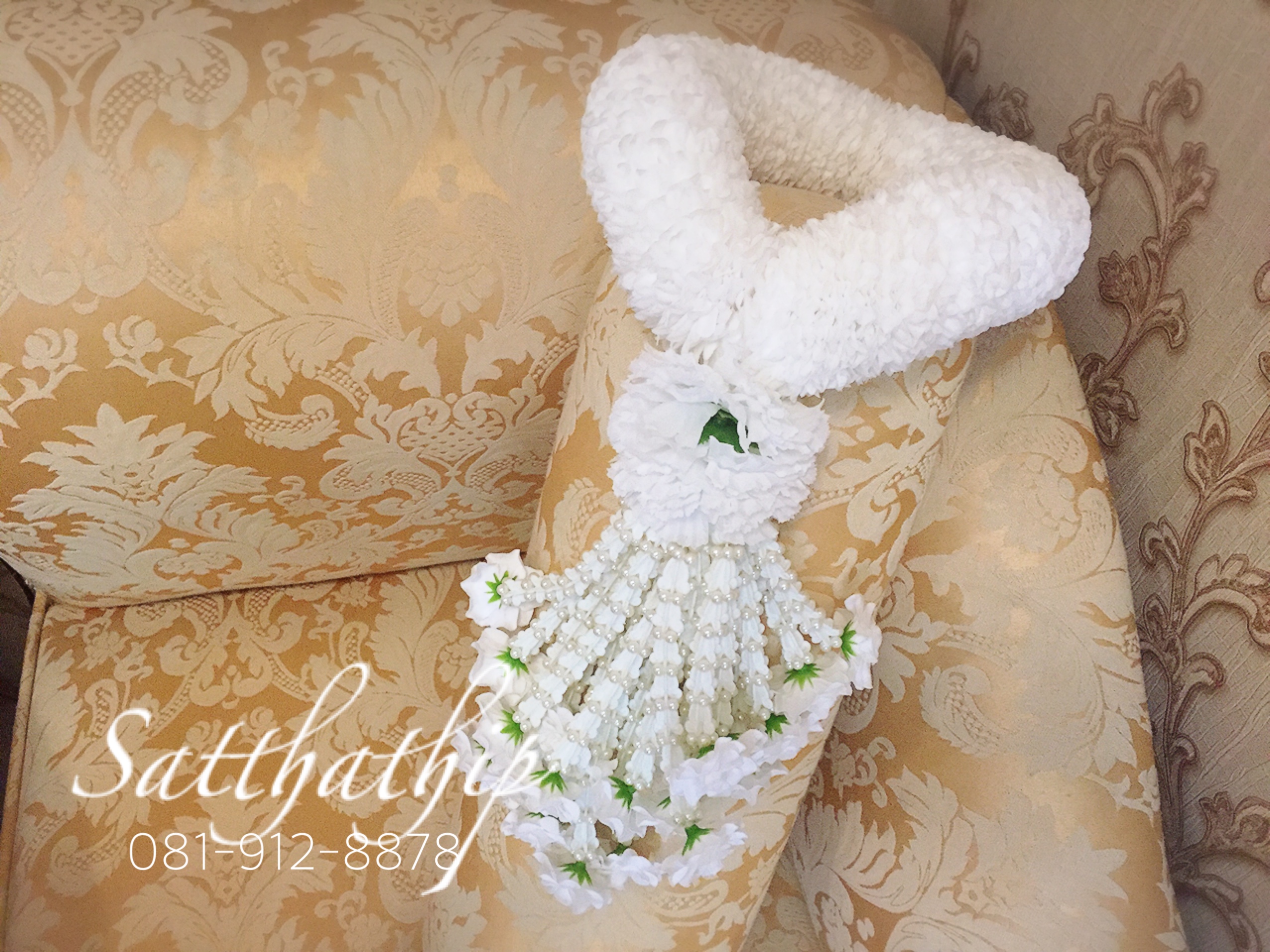 พวงมาลัยผ้า ดอกมัม (ร้อยด้วยกลีบ) สีขาว (เพิ่มลักษณะพิเศษด้วยชายดอกไม้มุกพลาสติก) - พวงมาลัยผ้า - Fabric garland