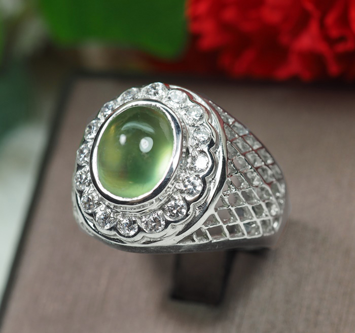 แหวนพรีไนท์สีเขียวสวย 4 กะรัตล้อมพลอยเนื้อแข็ง