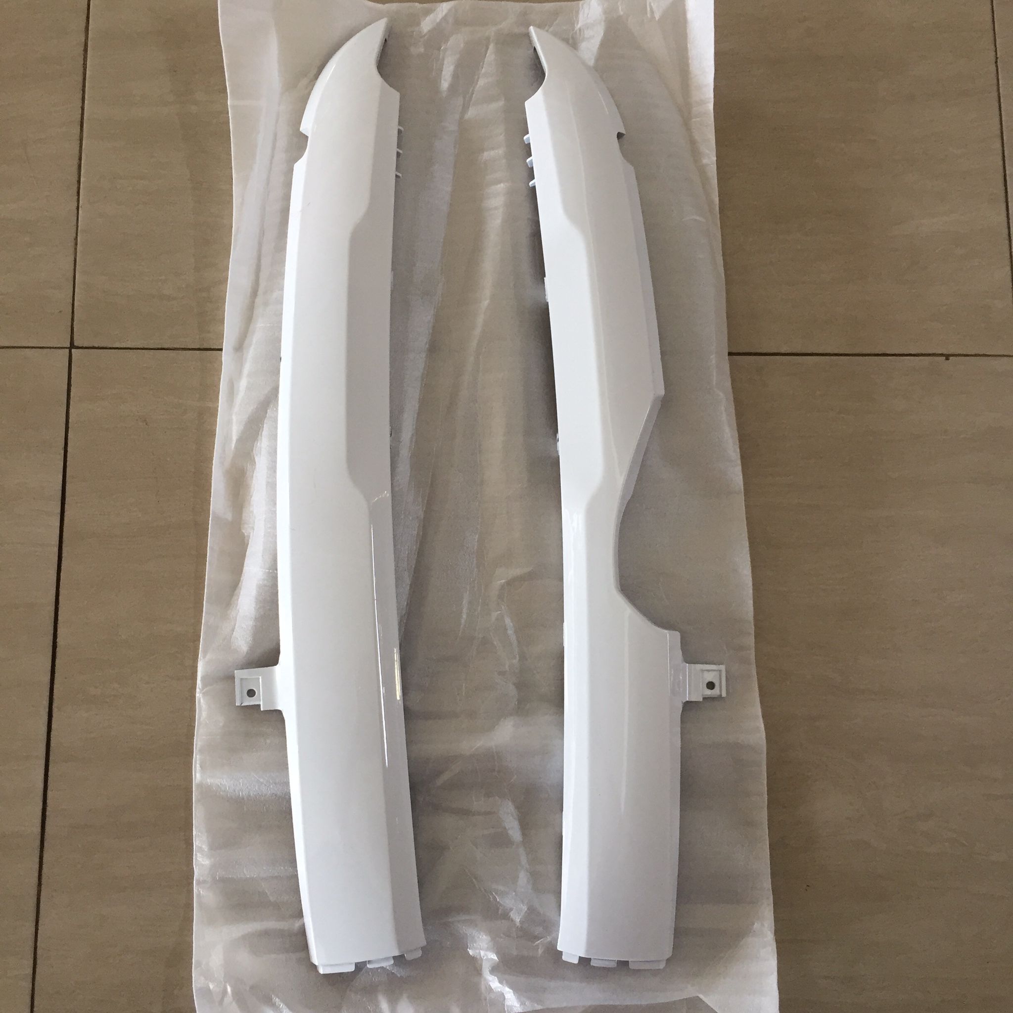 อะไหล่เทียบ NCA (นำเจริญ) ฝาครอบข้างพักเท้า R/L สำหรับรุ่น SCOOPY-I 2012 ขาว NH196 รหัสเทียบ : 64421-K16-900ZF(ขวา),64431-K16-900ZF(ซ้าย)