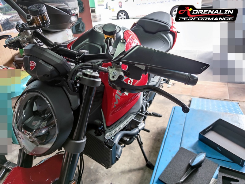 กระจกข้าง Rizoma รุ่น stealth สำหรับ Monster 937 ทำหน้าที่เป็นเหมือนสปอยเลอร์ สร้างแรงกด downforce