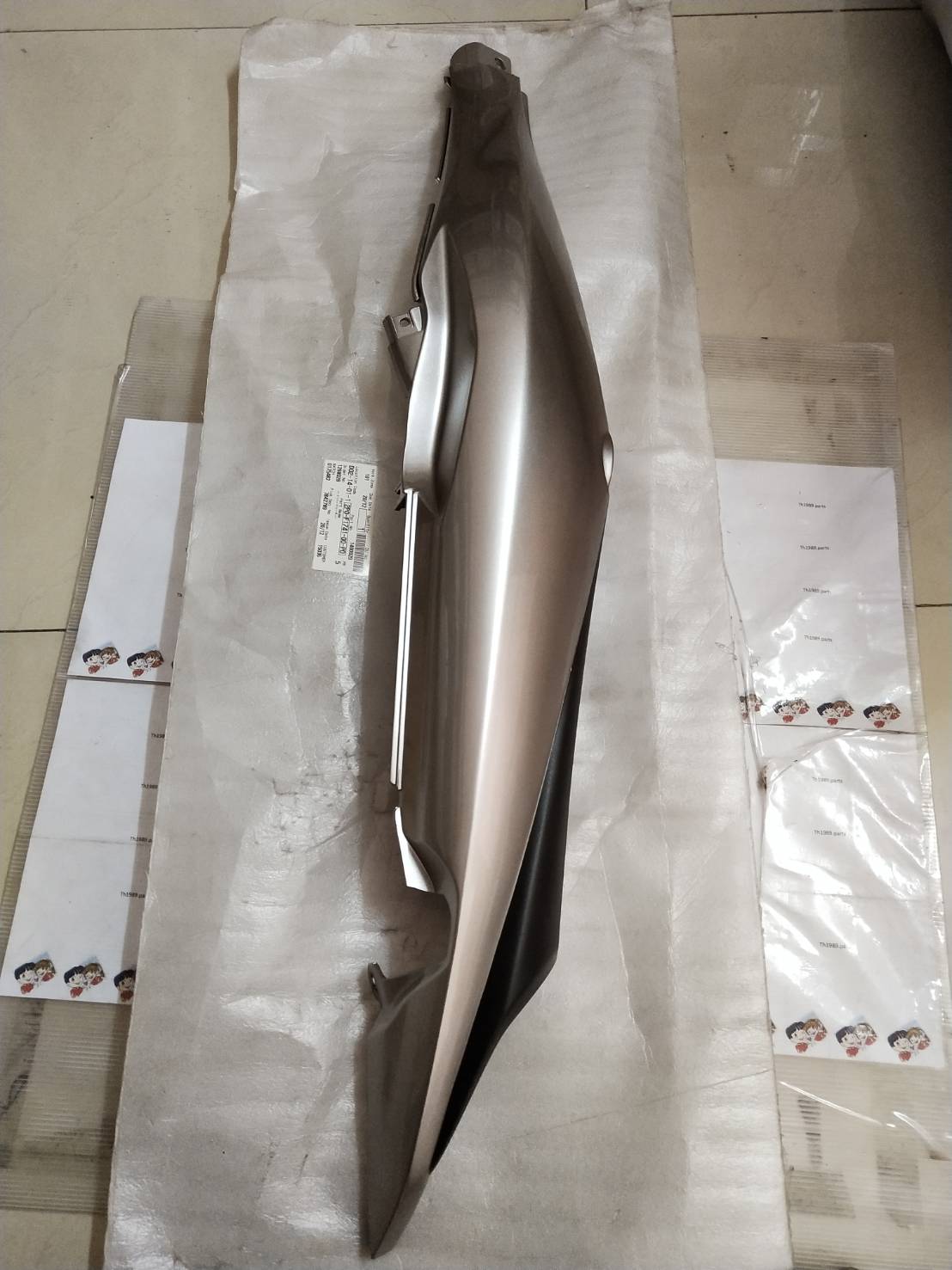 ฝาข้างขวาตัวยาวสีเทา สำหรับรุ่น SPARK X อะไหล่แท้ YAMAHA 2P0-F1741-00-P0