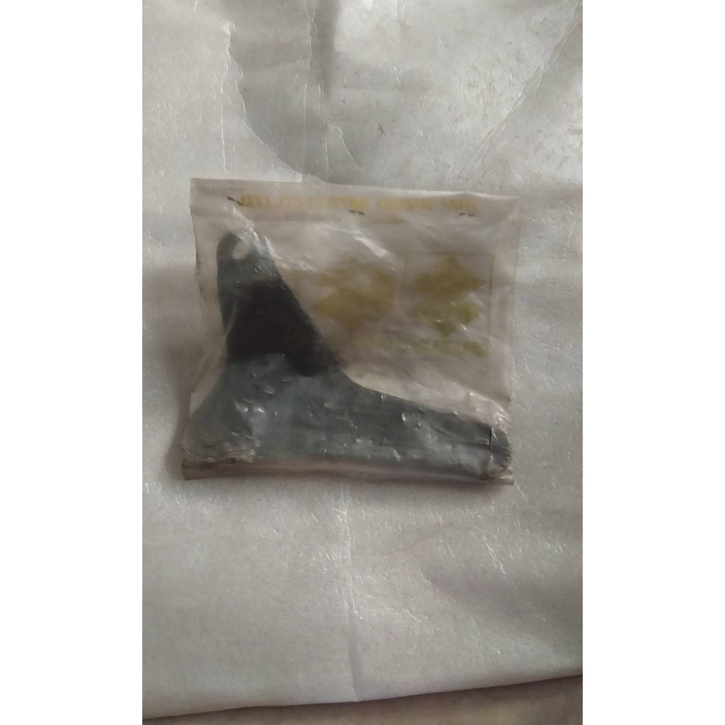 เหล็กยึดตัวยึดแผ่นกันเท้า ข้างซ้าย สำหรับรุ่น Best 110 FD110X-Z อะไหล่แท้ SUZUKI 43821-23F20-000