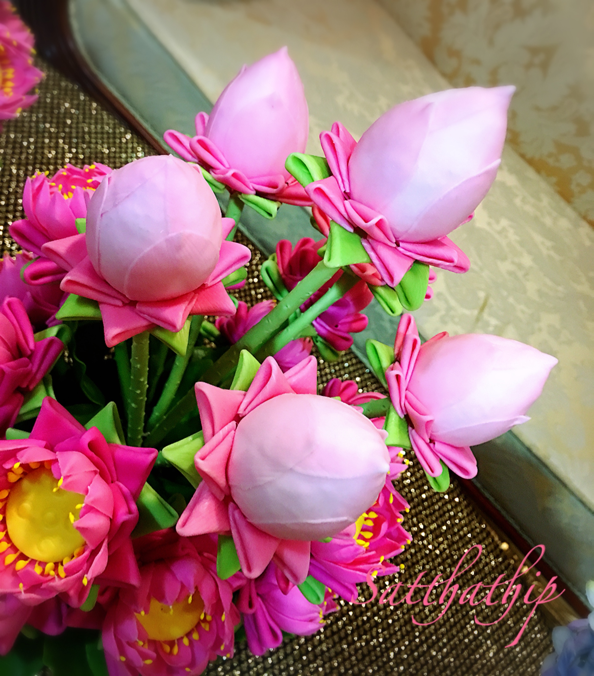 พานดอกบัว - ดอกบัวประดิษฐ์ - แจกันดอกบัวพับ (ข้างละ 18 ดอก) ประดิษฐ์จากดิน - Lotus Flower