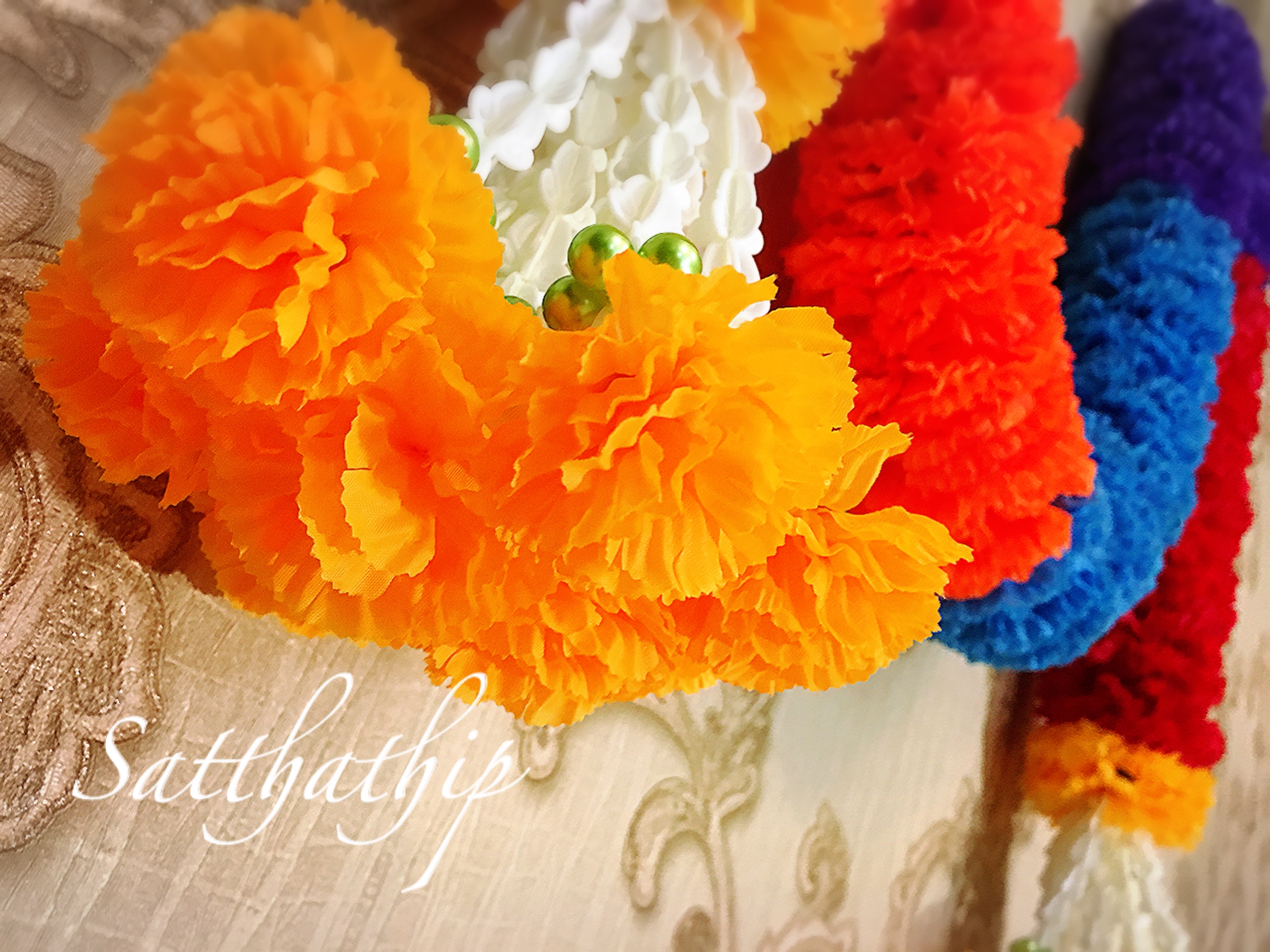 พวงมาลัยเจ็ดสีเจ็ดศอก/พวงมาลัยผ้าสองชาย [แบบตัดก้านดอก ร้อยแน่น 450 บาท/เมตร]