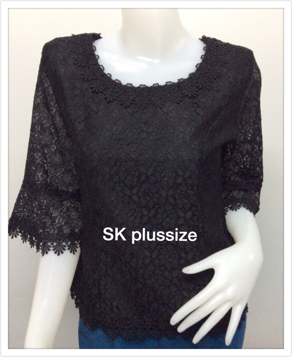 เสื้อลูกไม้ สีดำ คอปาด แขน 3 ส่วน รอบอก 38 นิ้ว