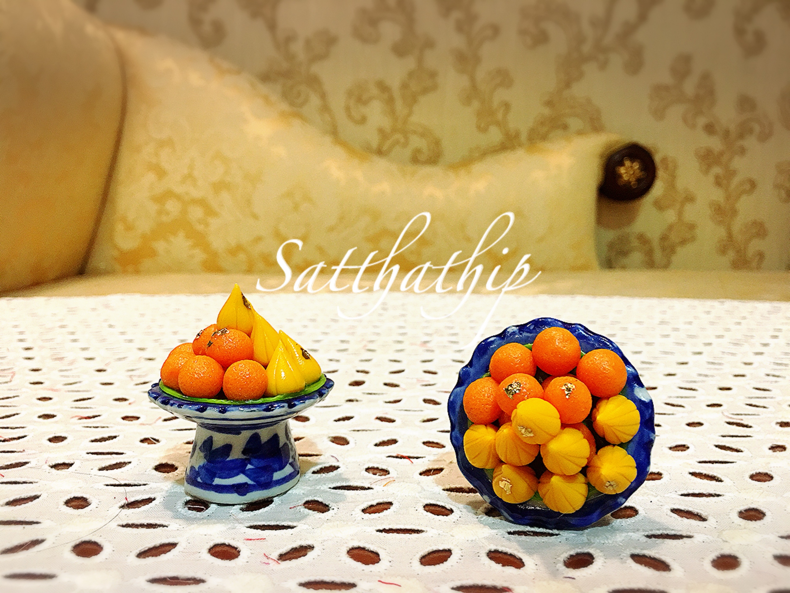 พานขนมลาดูและโมทกะ สำหรับถวายพระพิฆเนศ ประดิษฐ์จากดิน - Laddu and Modak