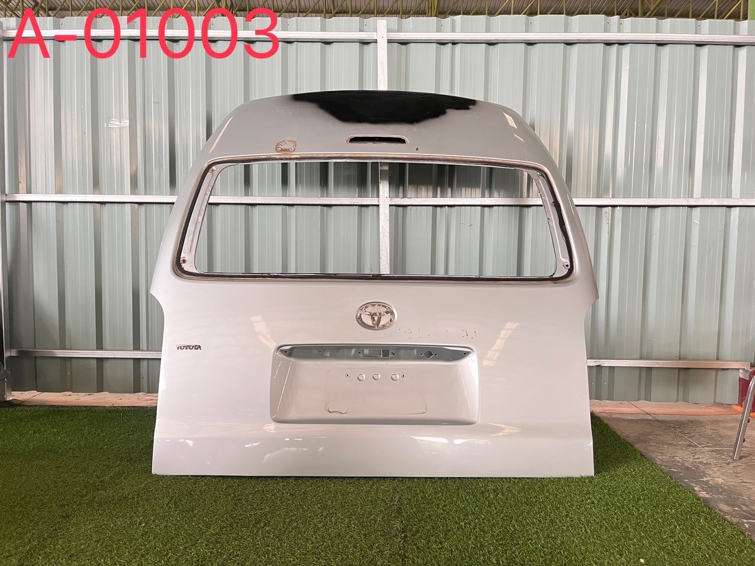 ฝาปิดท้าย Toyota Commuter 2016 แท้ถอดบิ้ว
