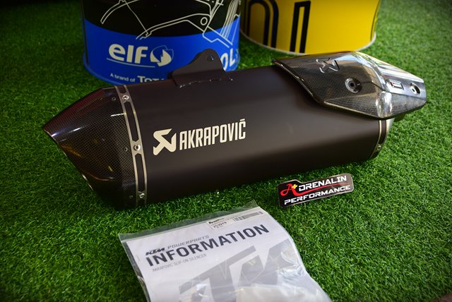 ท่อ akrapovic แบบสลิปออน สำหรับ KTM 1190, 1290 adventure (For Exhibition only)
