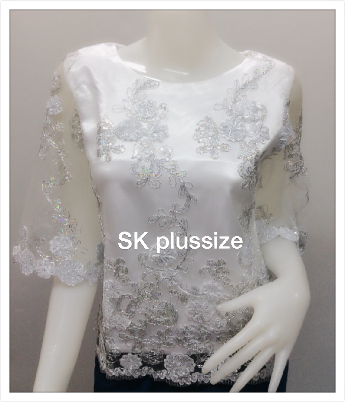 เสื้อลูกไม้บุหงา คอปาด แขน 3 ส่วน สีขาว รอบอก 36 นิ้ว