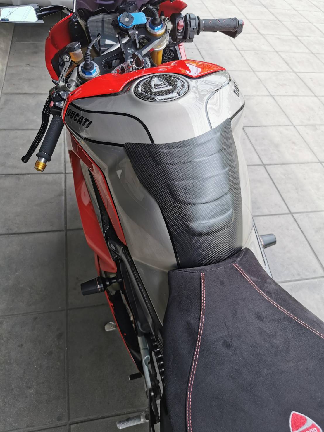 Carbonworld กันถังน้ำมันคาร์บอน (Tankpad carbon) สำหรับ Panigale V4