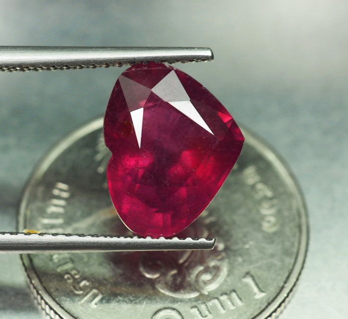 พลอยทับทิม (Ruby) 4.70 กะรัตสีแดงเข้ม