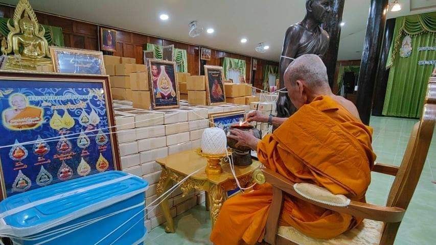 เหรียญรุ่นฉลองสมณศักดิ์(2) พิมพ์พัดยศ หลวงพ่อพัฒน์ วัดห้วยด้วน นครสวรรค์ เนื้อทองทิพย์ ลงยา 3 สี ปี 2564