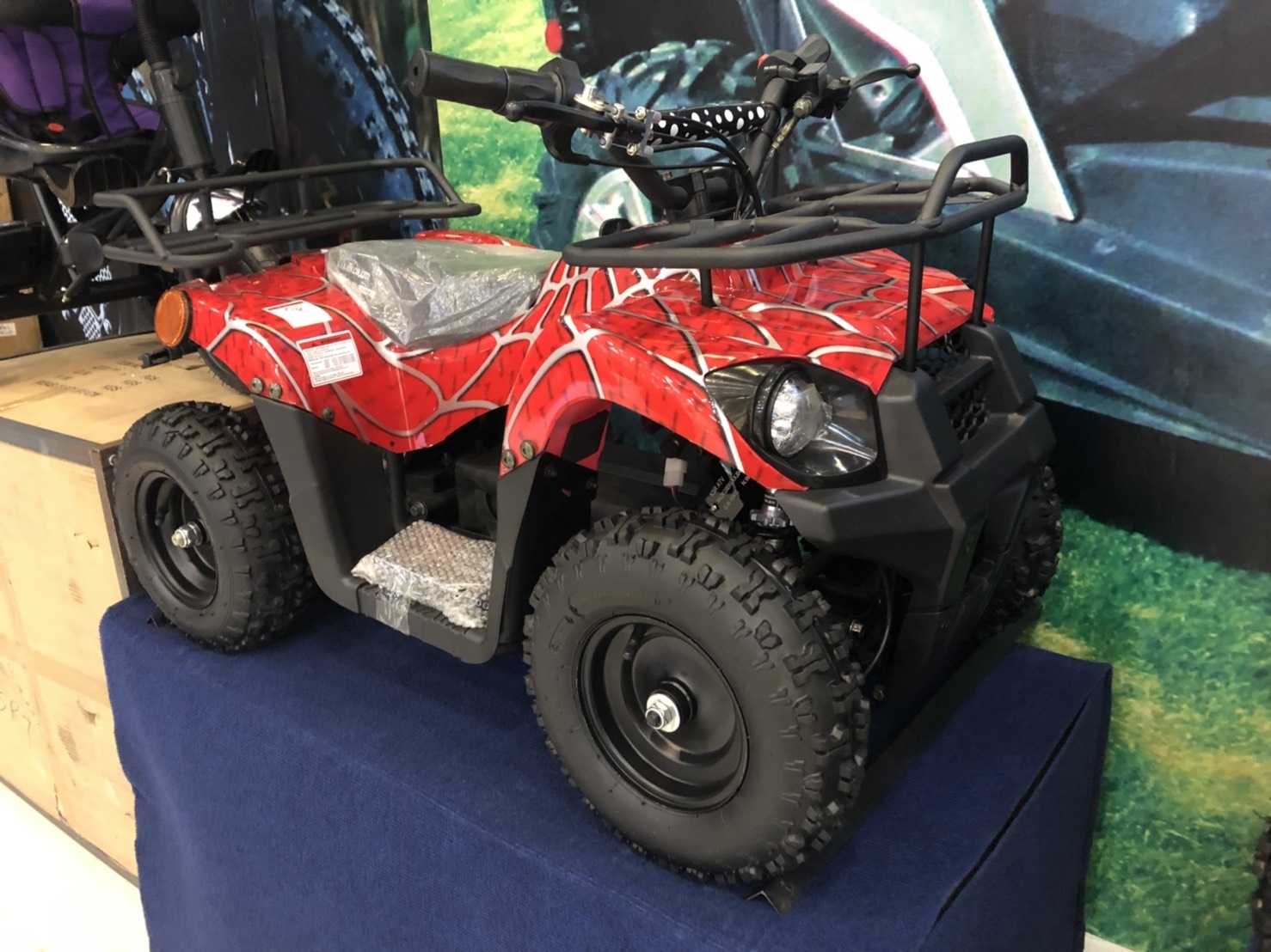 ATV ขับเคลื่อนด้วยระบบมอเตอร์ไฟฟ้า เหมาะสำหรับเด็ก 4 ขวบขึ้นไปเงียบและปรอทภัยแบตชาร์ทกับไฟบ้านได้ สินค้าจากโรงงานมาตราฐานอะไหล่มีเปลี่ยนทุกชิ้น