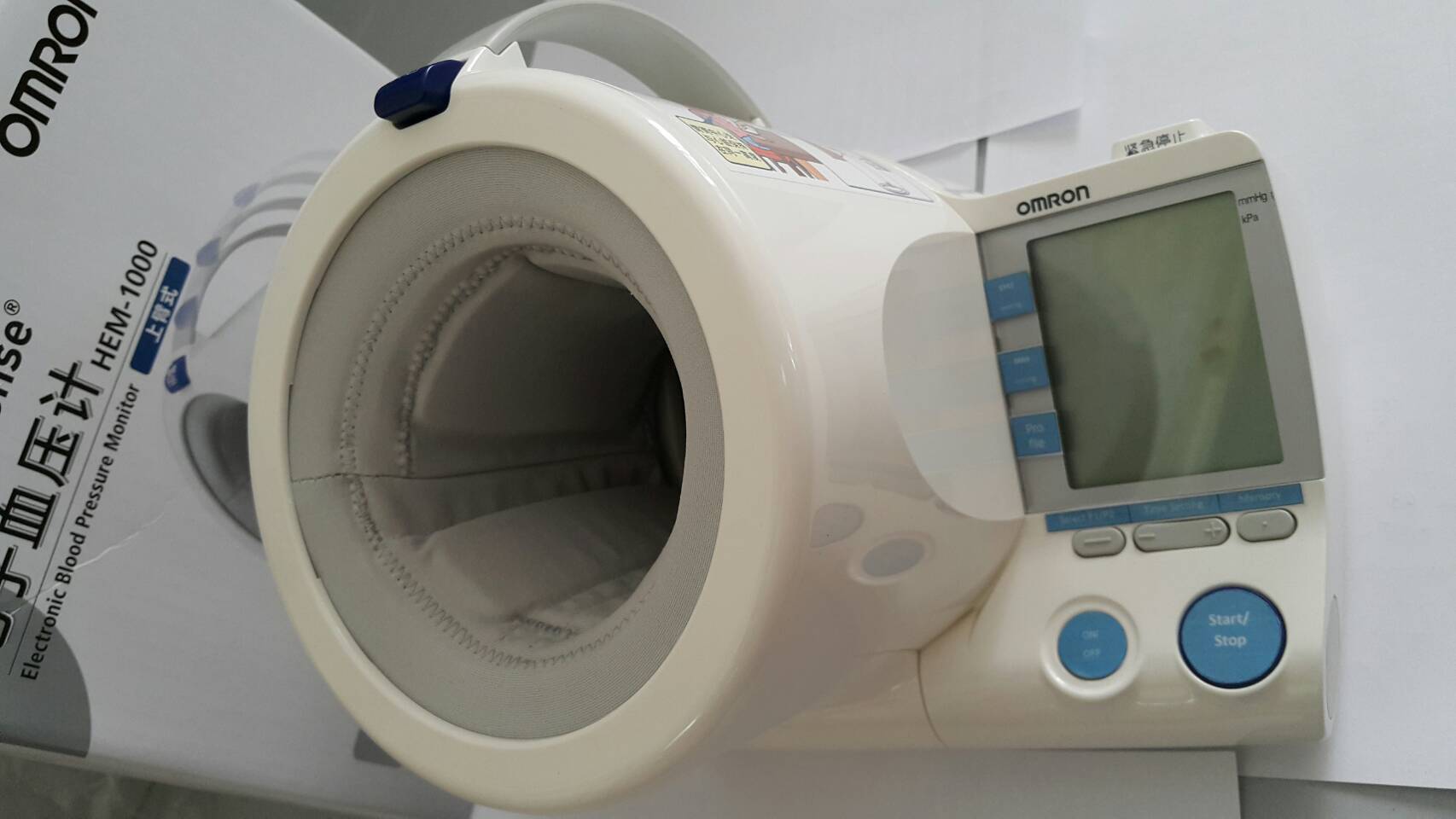 เครื่องวัดความดันโลหิตแบบสอดแขน Omron รุ่น HEM-1000