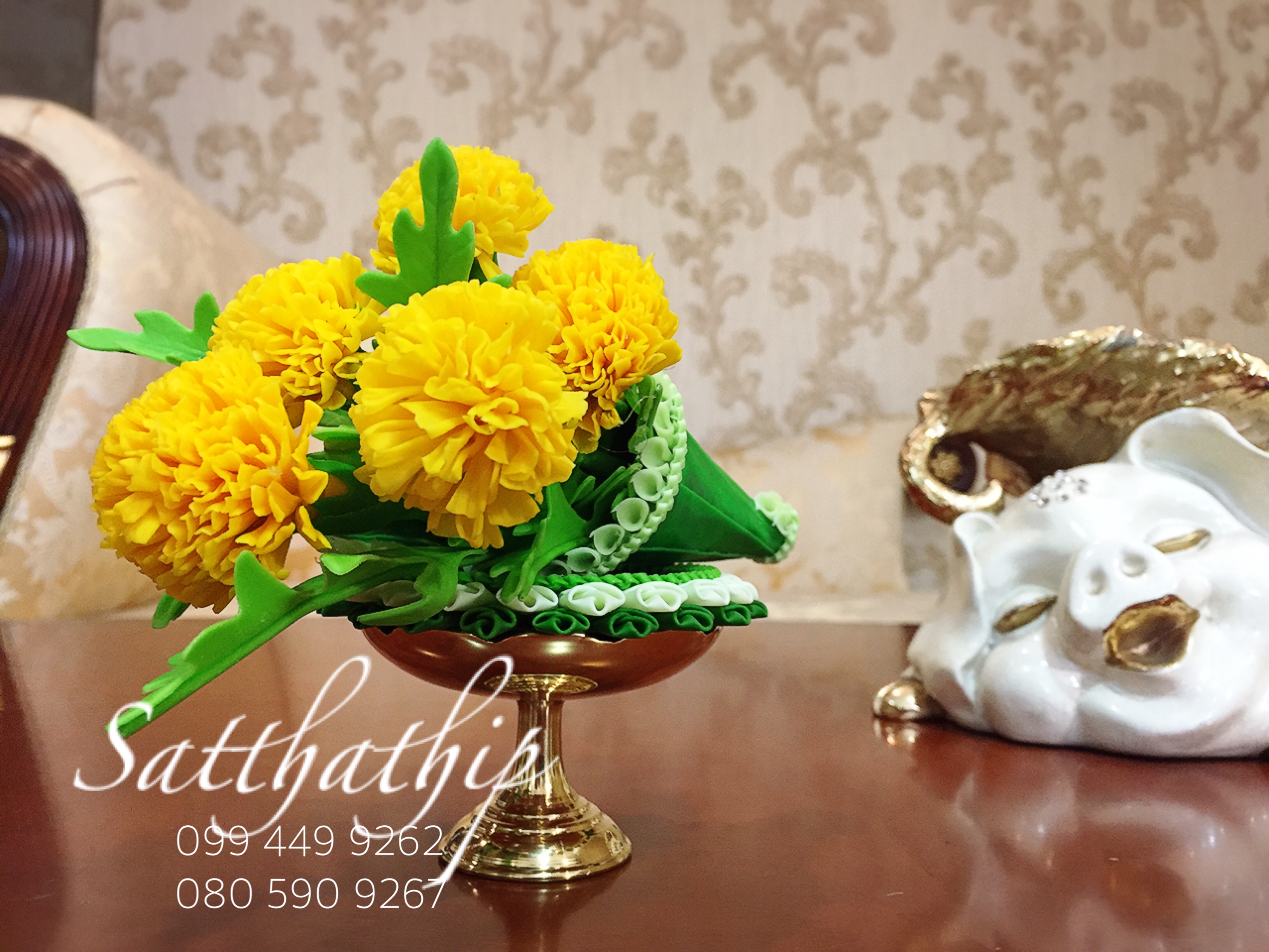 ชุดกรวยดอกดาวเรือง พร้อมถาดใบตอง ประดิษฐ์จากดิน บนพานทองเหลือง - ดอกดาวเรือง - Marigold