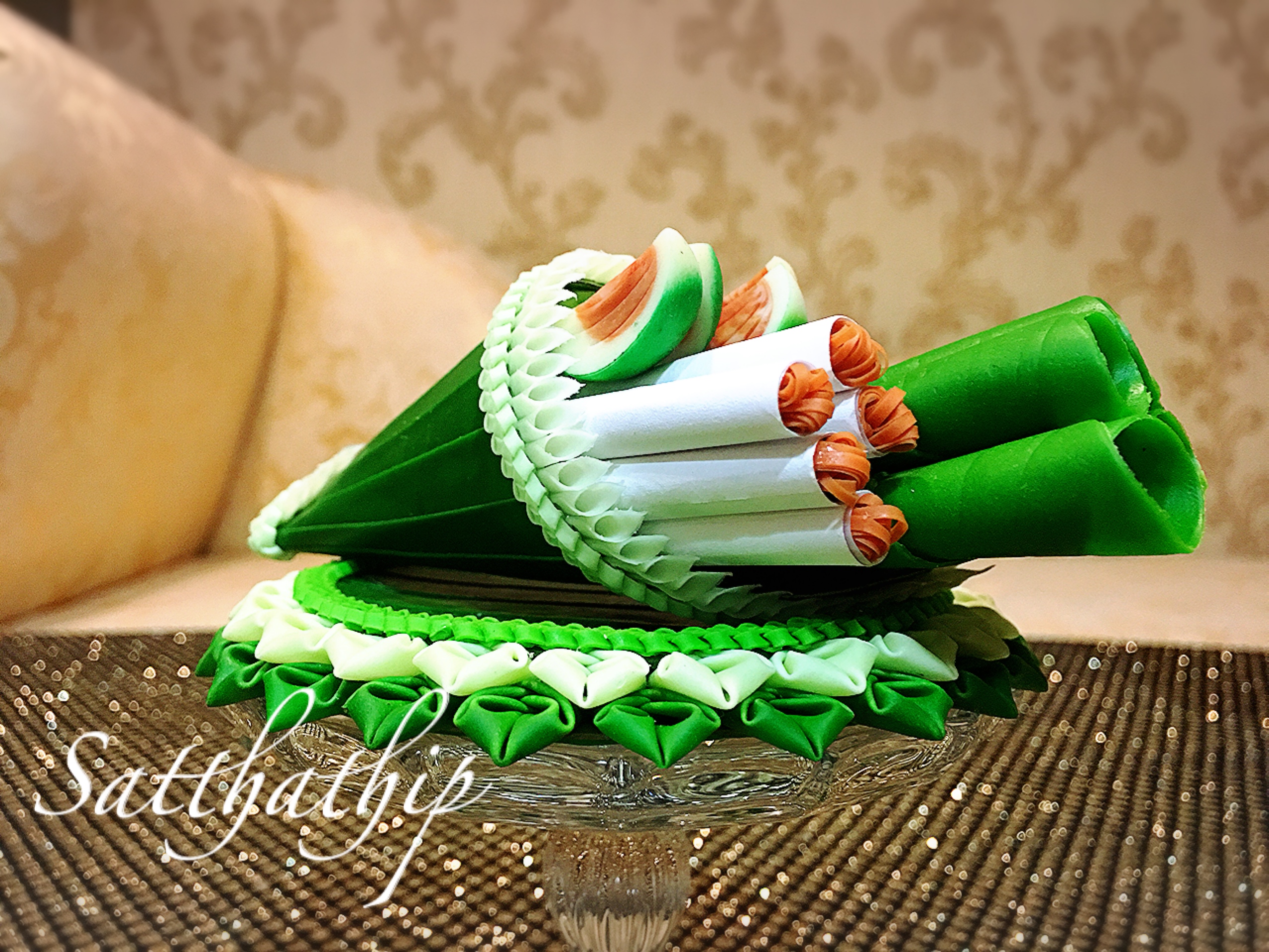 ชุดกรวยเชี่ยนหมากพลู พร้อมถาดใบตอง ประดิษฐ์จากดิน บนพานแก้ว - Betel