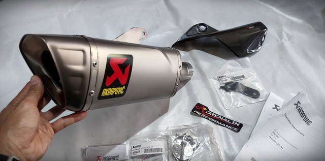 ท่อ Akrapovic ทรง GP สำหรับ R1 2020+ (For Exhibition only)
