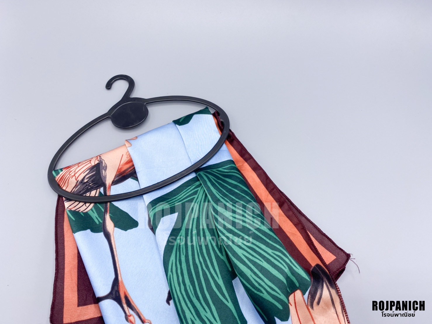 ไม้แขวนผ้าพันคอสีดำ