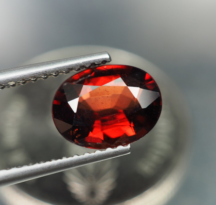 พลอยโกเมน (Garnet) 1.87 กะรัตแดงสวย