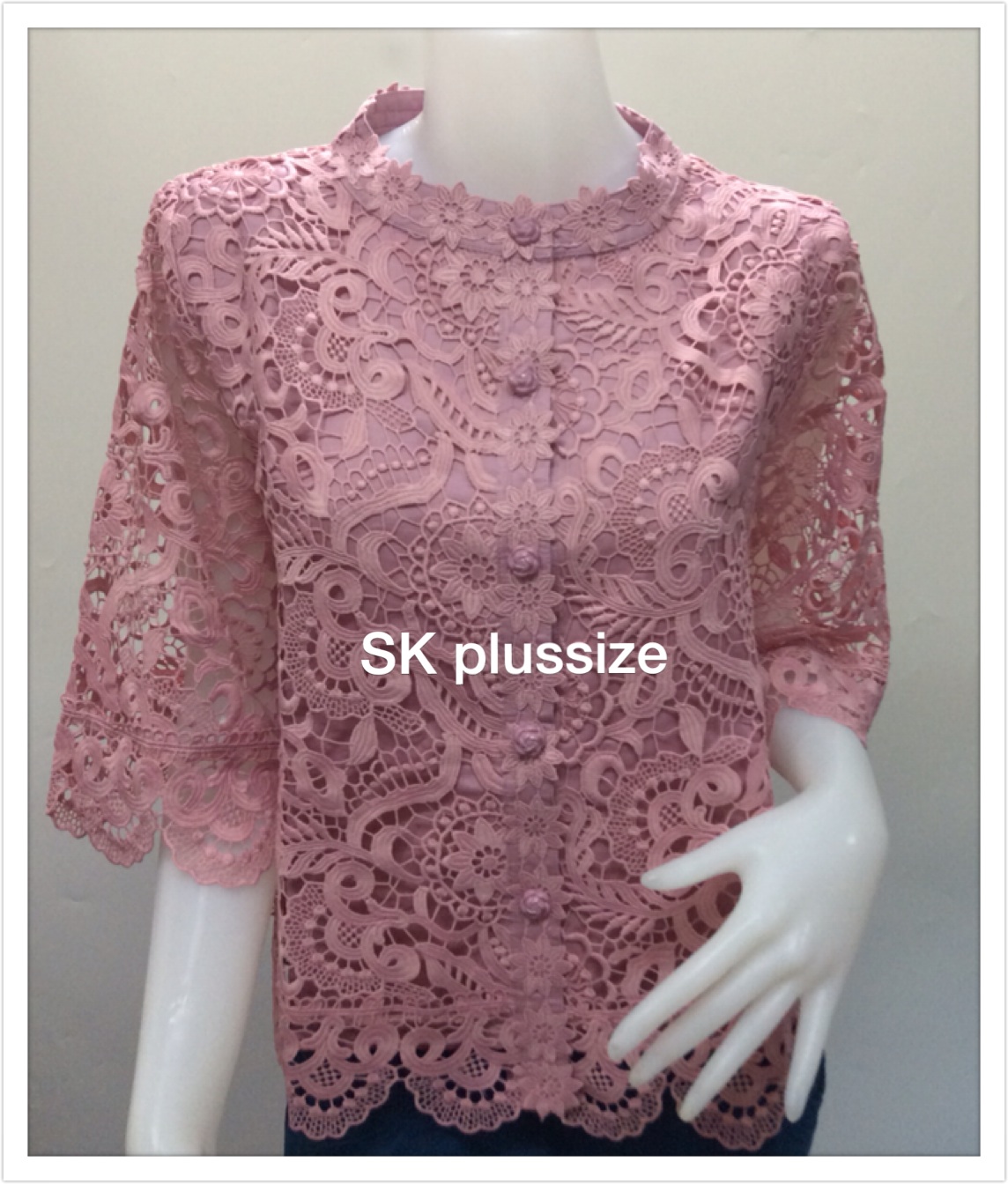 เสื้อลูกไม้ทรงเอ คอตั้ง สีกะปิ รอบอก 38 นิ้ว