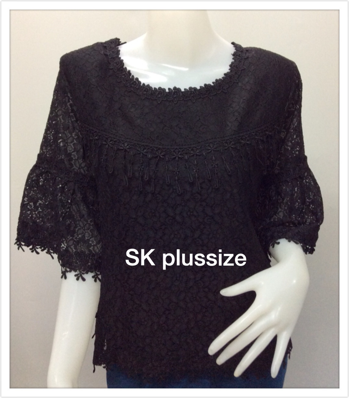 เสื้อลูกไม้ สีดำ แขนพุ่ม 3 ส่วน รอบอก 38 นิ้ว