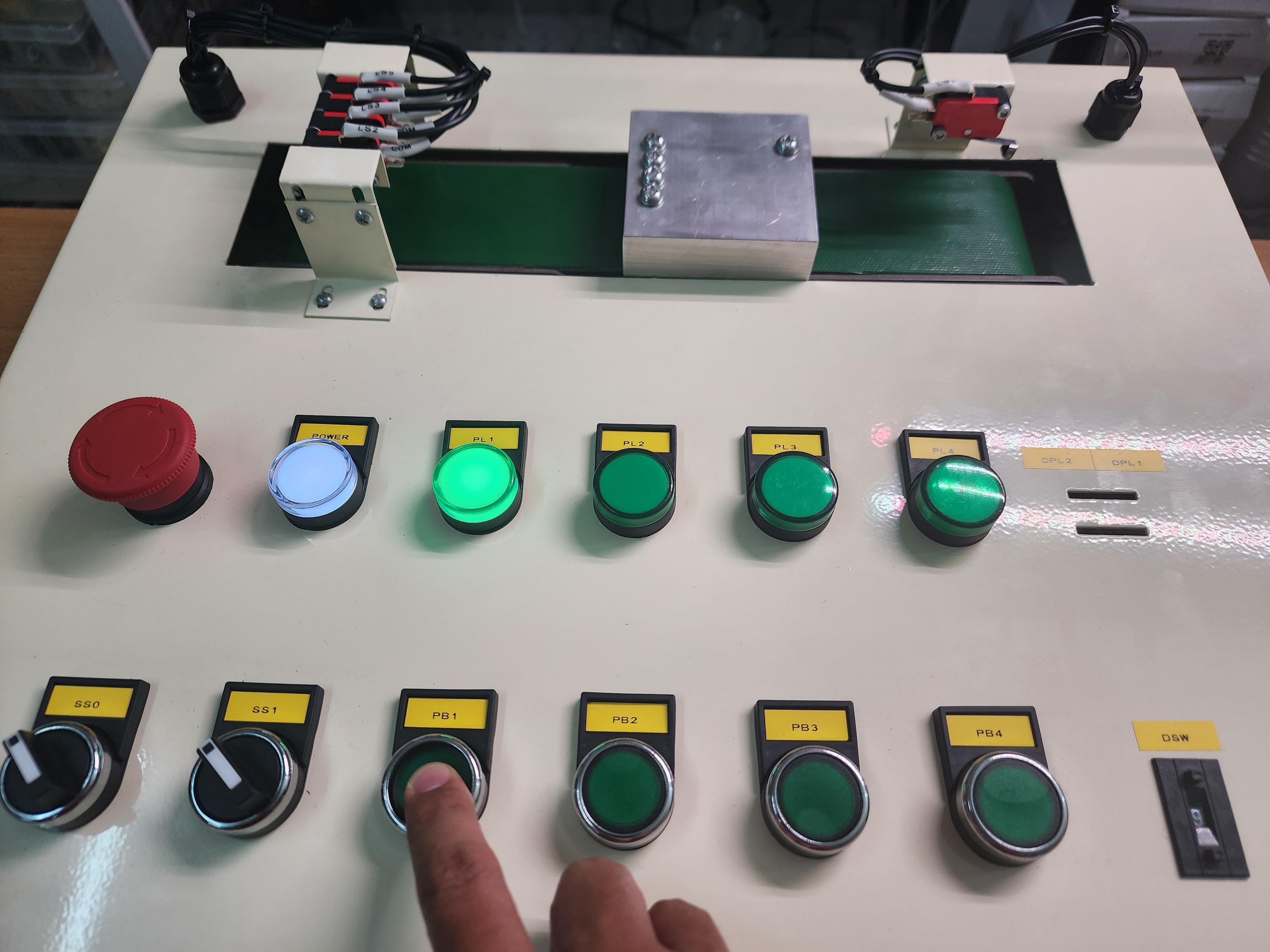 ชุดฝึกอบรม PLC พร้อม ชุด Conveyor สำหรับการจำลองการทำงานเครื่องจักร