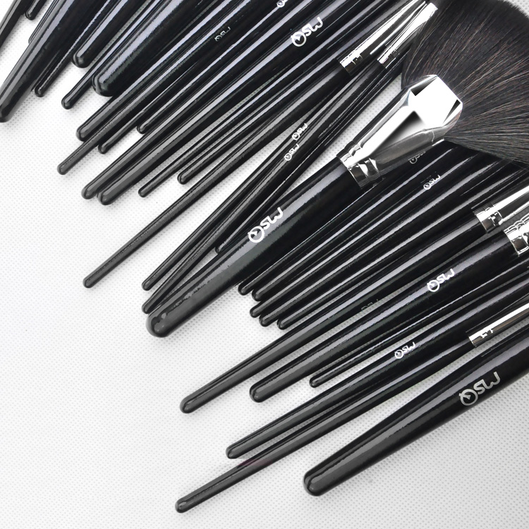 Lady Q ชุดแปรงแต่งหน้า 32 ชิ้น STB32b เซ็ตใหญ่ ขนแปรงเนียนนุ่ม แน่นหนา คุณภาพดี สีติดง่าย ไม่หลุดร่อน พร้อมกระเป๋าหนัง - สีดำ