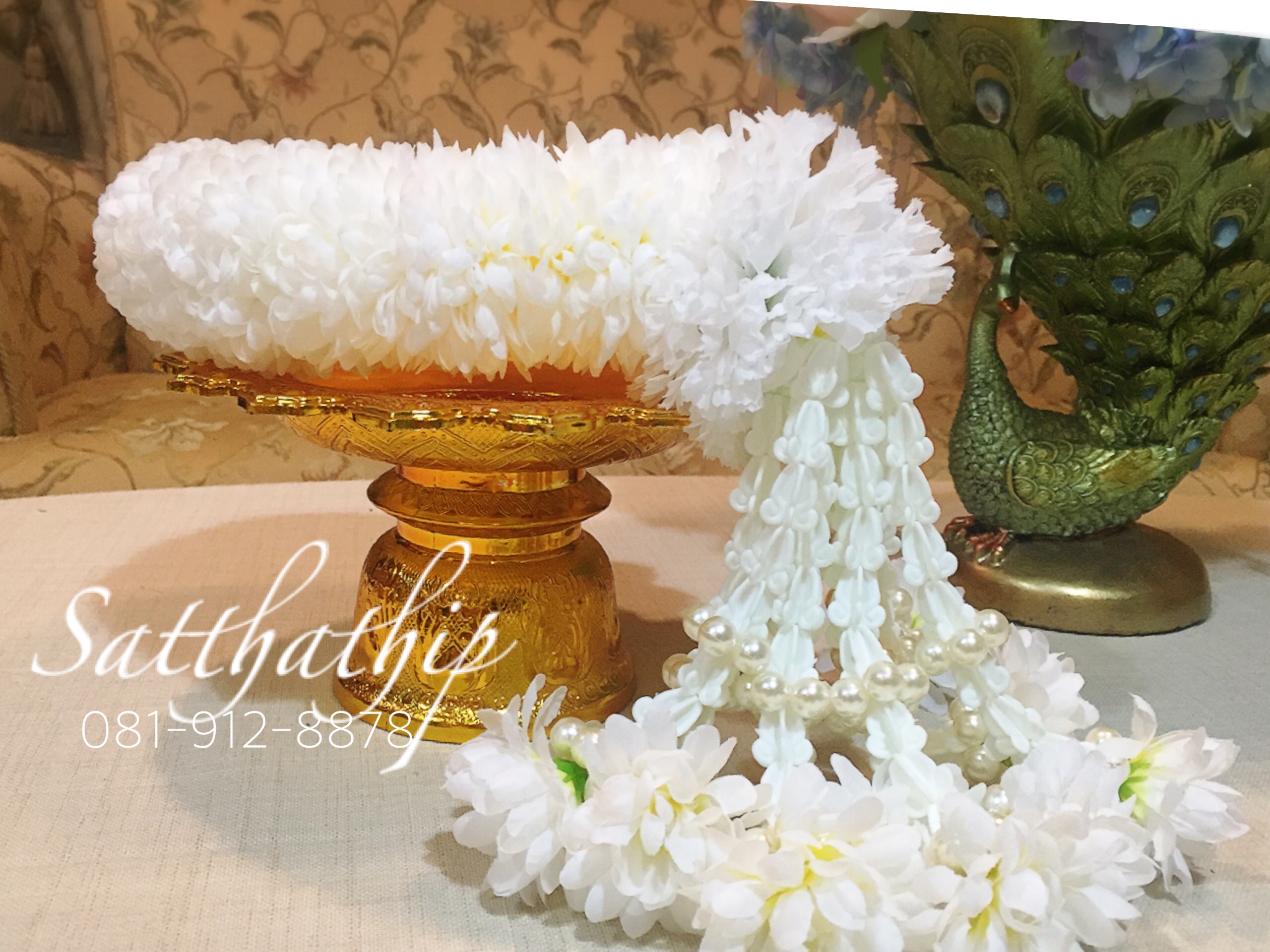 พวงมาลัยผ้า ดอกมัม (ร้อยด้วยกลีบ) สีขาว (เพิ่มลักษณะพิเศษด้วยชายดอกไม้มุกพลาสติก) - พวงมาลัยผ้า - Fabric garland