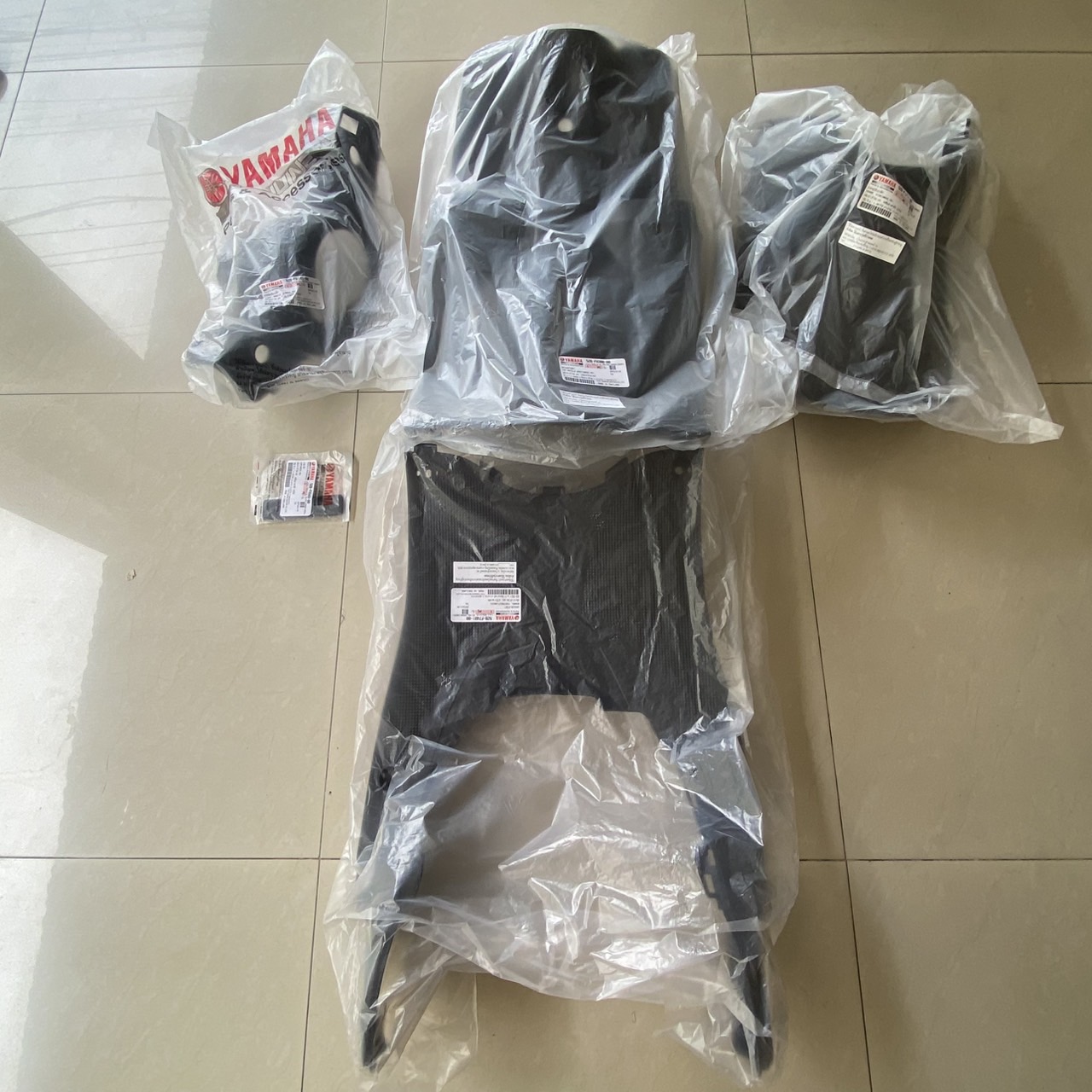 ชุดพลาสติกสีดำ FIORE 2011-2012 52B อะไหล่แท้ YAMAHA (สีดำ-BLACK)