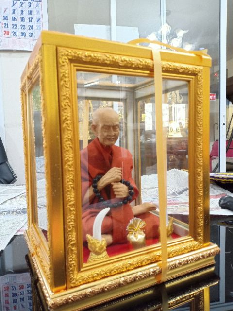 พระเกจิ ใส่ตู้หลุยหนา ตู้กว้าง 8 นิ้วครึ่ง สูง 11 นิ้ว มีงาช้าง+ถุงทอง+บิ้นทอง(รับเกจิองค์ไหนระบุในเเชท)