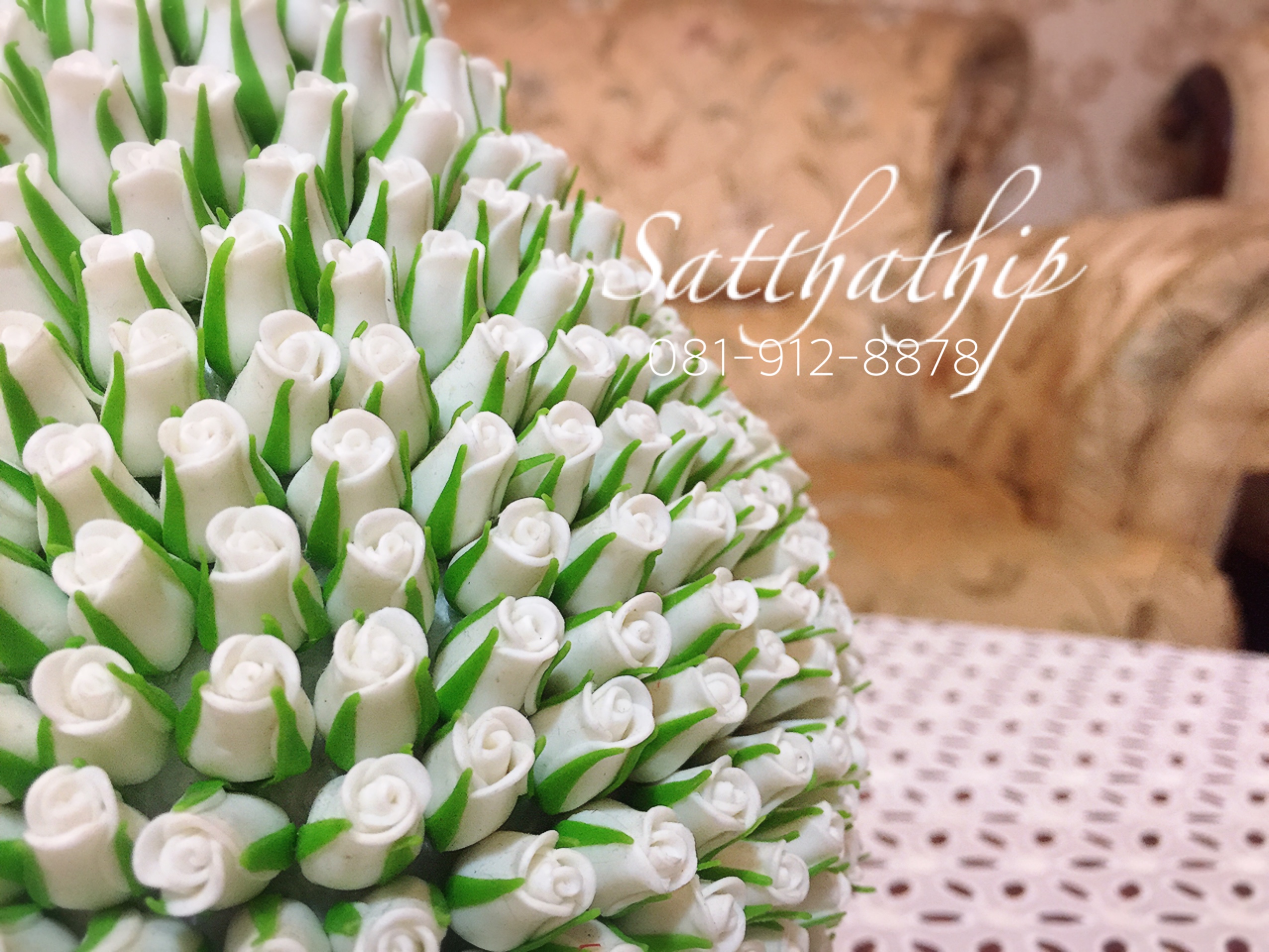 พานพุ่มดอกกุหลาบ - พานพุ่มดอกกุกลาบ สีขาว (ทรงน้ำเต้า) ประดิษฐ์จากดิน - Phan bush