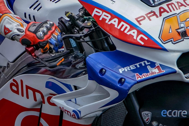 การ์ดแฮนด์ CNC Racing ทรง GP สำหรับ V4
