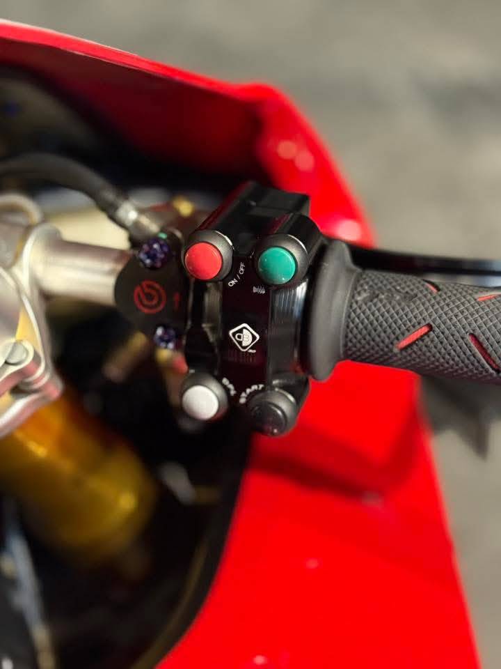 Ducabike ครอบประกับ+ สวิทช์ แผงควบคุม ฝั่งขวา เบรค สำหรับ Panigale V4 ตรงรุ่นไม่ต้องแปลง สำเนา