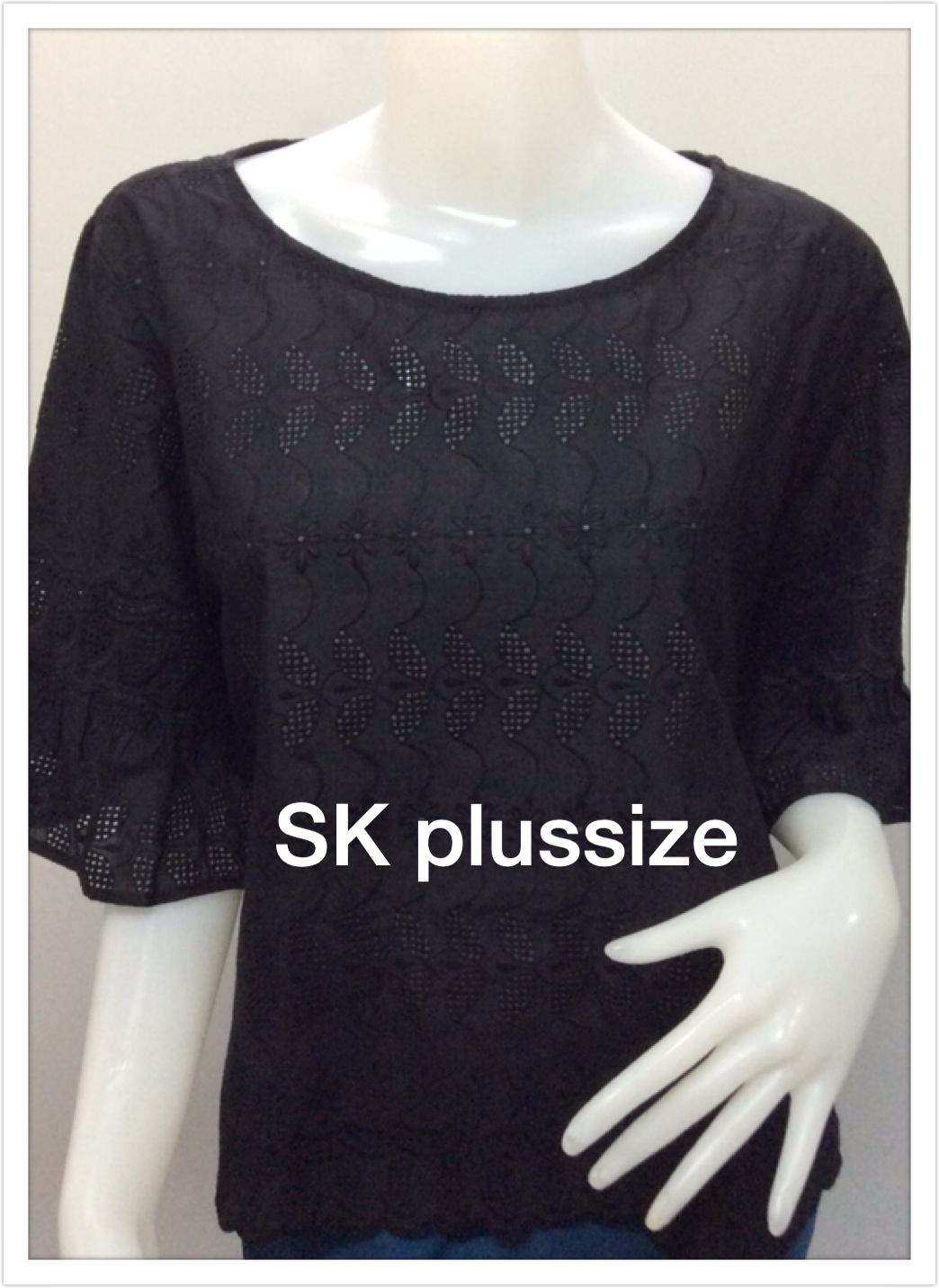 เสื้อคอตตอนฉลุ สีดำ คอปาด แขนต่อระบาย รอบอก 46 นิ้ว